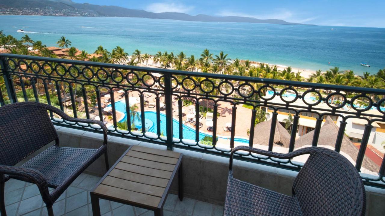 Habitación Superior con cama extragrande y vista parcial al mar